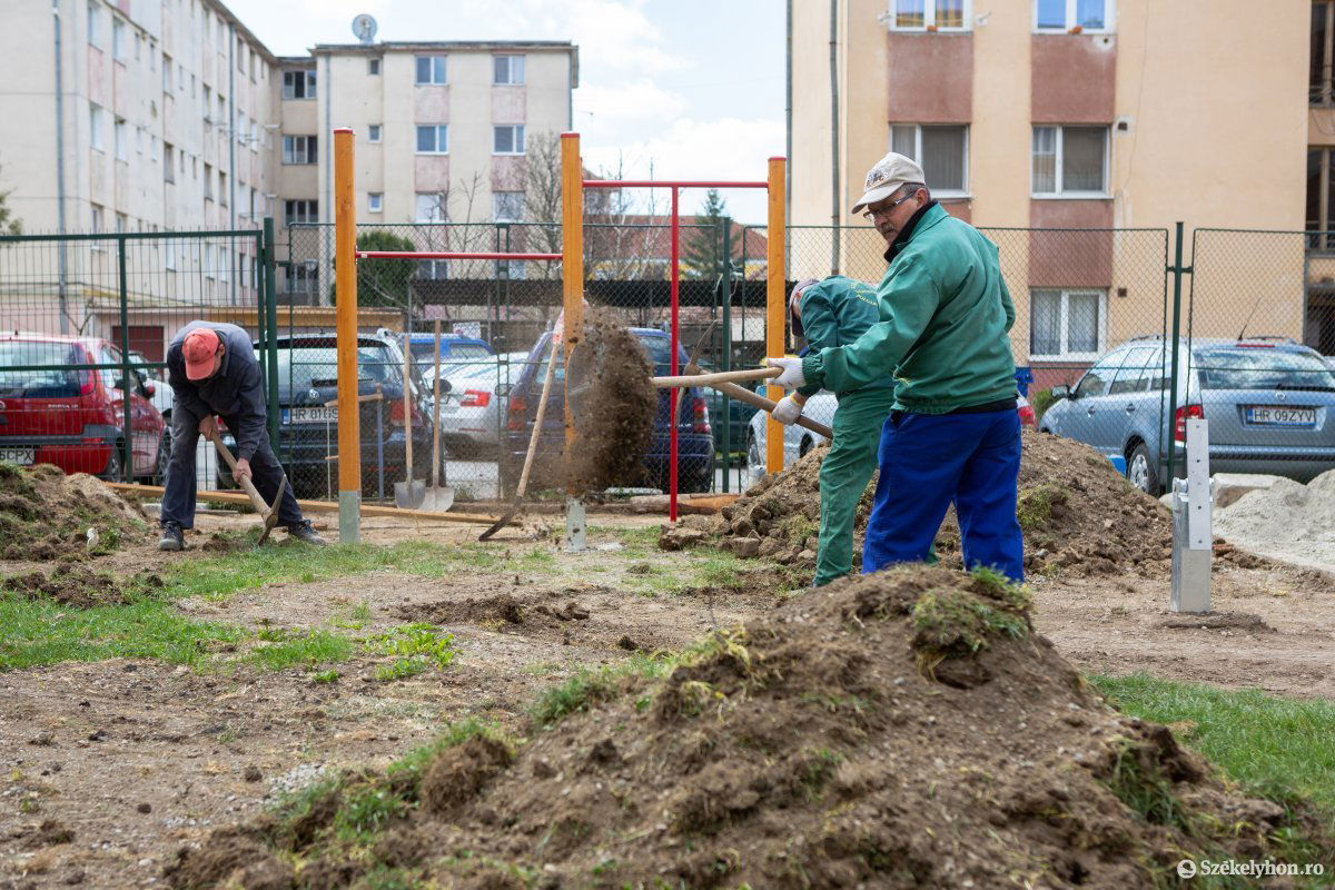 Az új játékelemeket elhelyezték, a gumiszőnyegre vár a kivitelező csapat •  Fotó: Erdély Bálint Előd