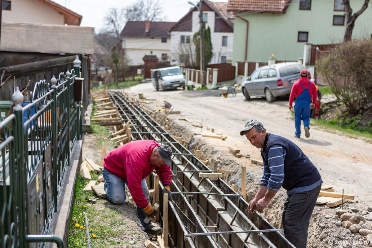 Kedden a vízelvezető-árok kialakításán dolgoztak • Fotó: Erdély Bálint Előd