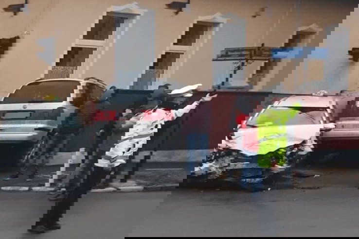 A napközi épületébe csapódott az összeütközött autók egyike