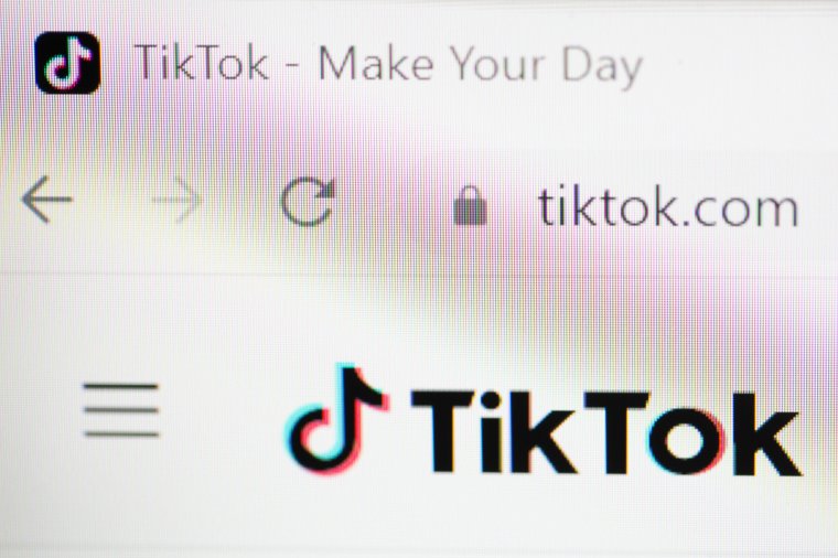 Hogyan védik a kiskorúakat? Információkat vár a TikToktól és a YouTube-tól az Európai Bizottság