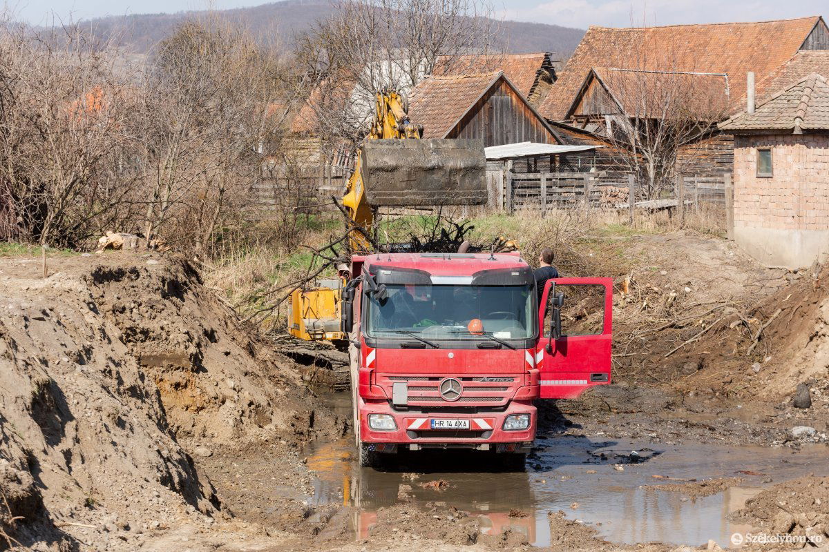 Bontják a hidat Homoródszentmártonban, a 131A jelzésű megyei úton •  Fotó: Erdély Bálint Előd