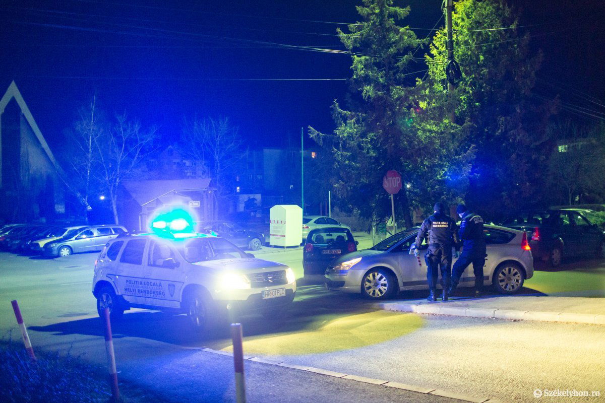 Kézzel írott, kinyomtatott és elektronikus formában is be lehet mutatni a kijárást igazoló dokumentumokat •  Fotó: Erdély Bálint Előd