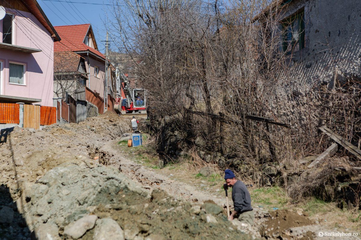 A községnek nagyjából a felét fedi le az új ivóvízhálózat •  Fotó: Erdély Bálint Előd