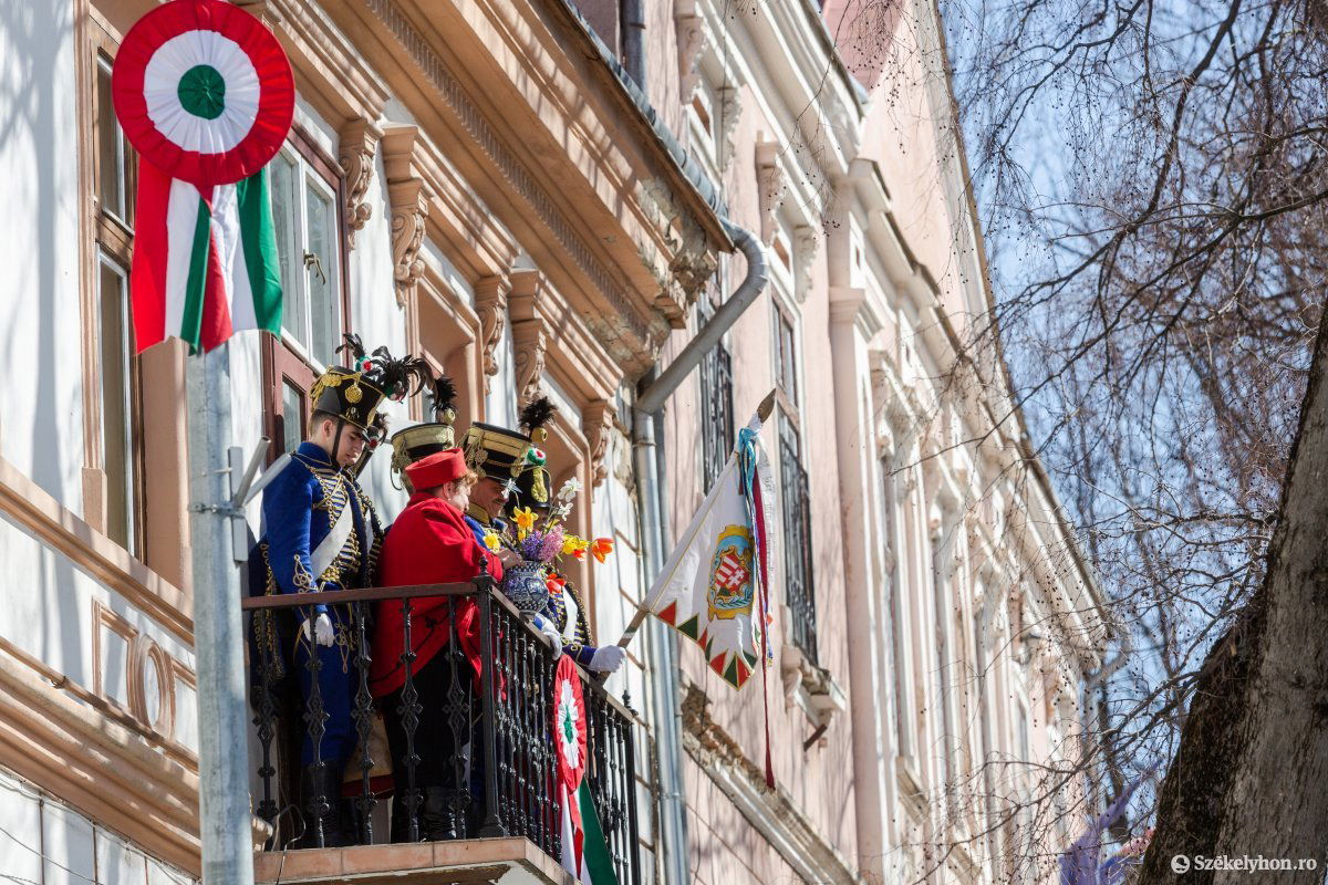 Március 15-e Székelyudvarhelyen. Kokárdák és zászlók is díszítették a várost •  Fotó: Erdély Bálint Előd