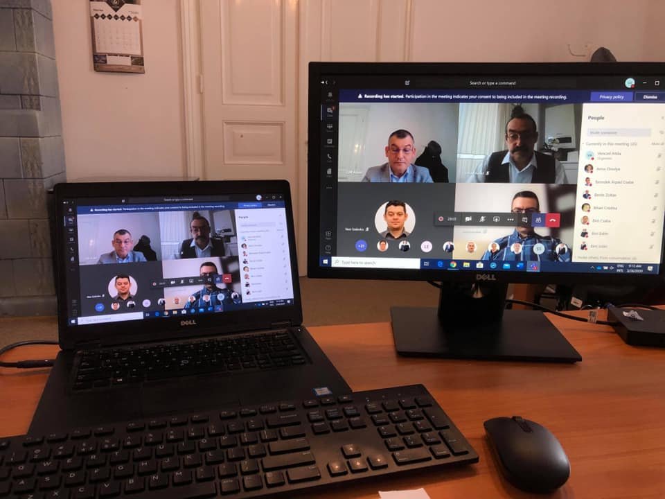 Tanácsülés online. Pénzeket csoportosítottak át, hogy eszközöket vegyenek a városi kórháznak •  Fotó: Facebook/Székelyudvarhely Polgármesteri Hivatala