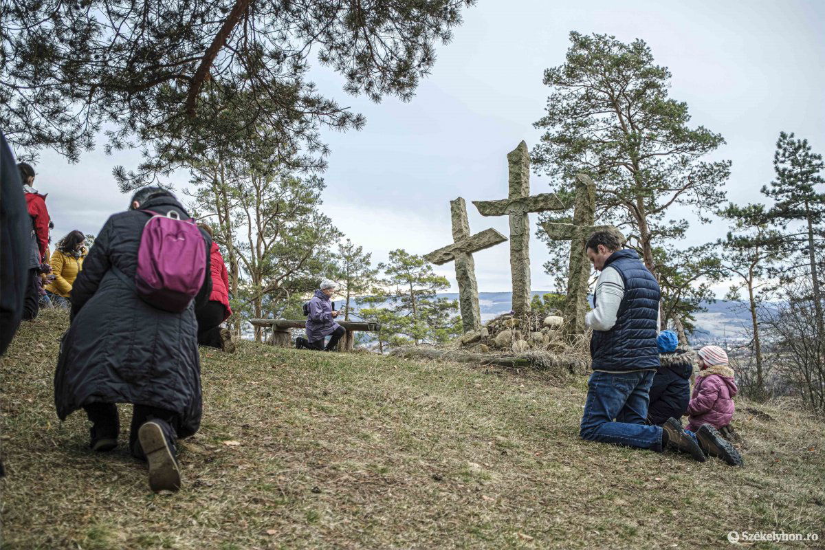 Nem lehet kikerülni a Golgota keresztjét. Képünk illusztráció •  Fotó: Veres Nándor