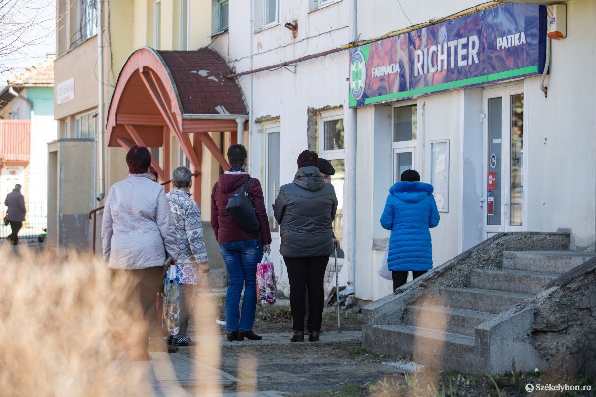Korlátozták a gyógyszertárba belépők számát Szentegyházán •  Fotó: Erdély Bálint Előd
