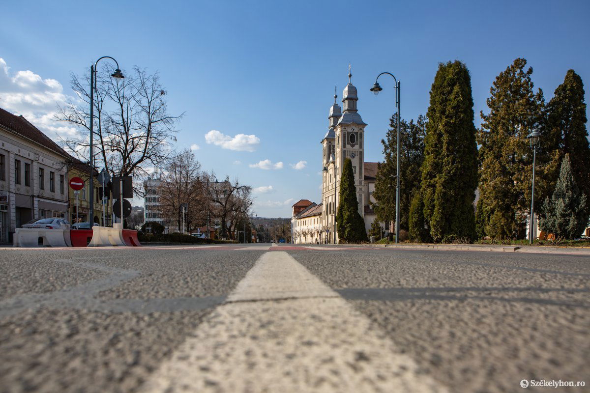 Alig látni autókat az utakon, a többség hatósági jármű •  Fotó: Erdély Bálint Előd