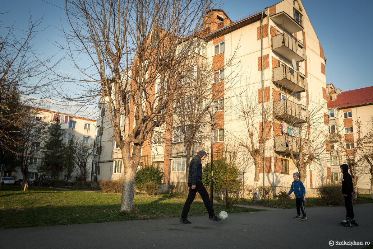Apa és fia passzolgat a tömbházuk közelében a Bethlen negyedben •  Fotó: Erdély Bálint Előd