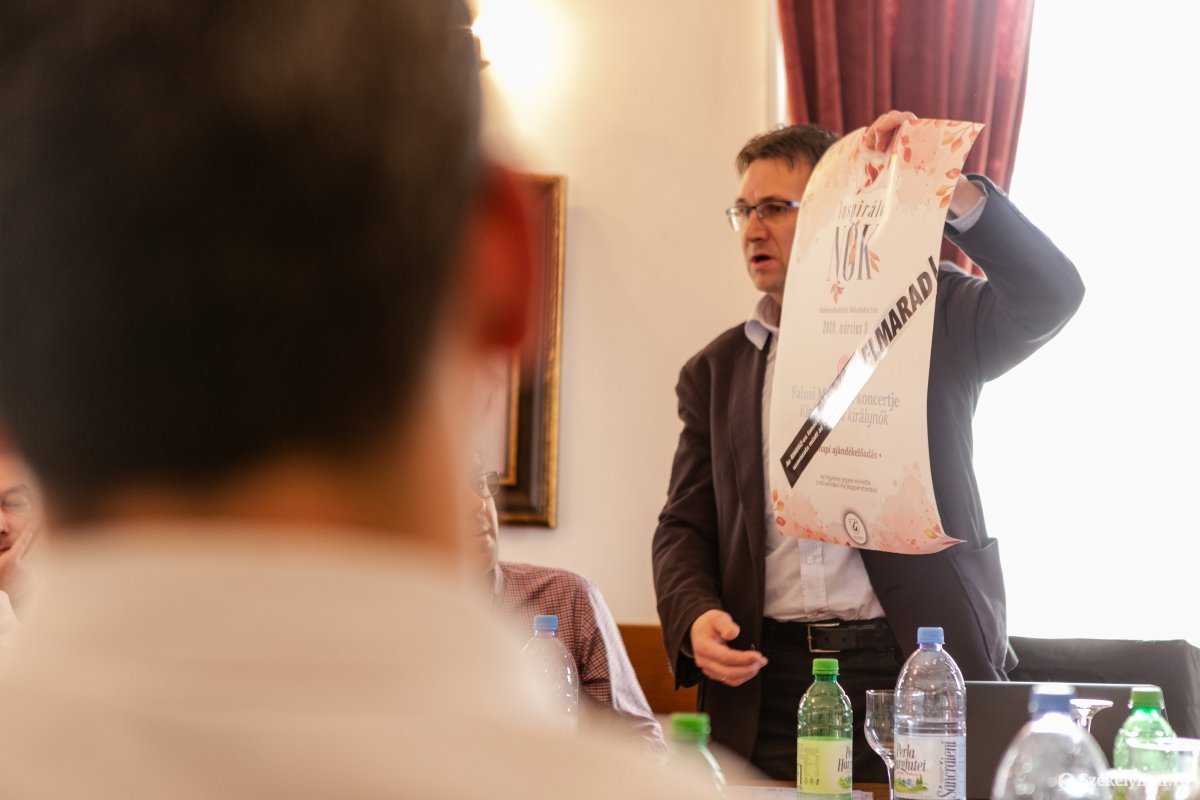 Az RMDSZ-frakció és Mike Levente szavazata miatt elmarad – ez állt a plakáton. Ketesdi Imre nem érti, hogy az ő neve miért nem szerepel a szövegben, hiszen ő is megszavazta a költségcsökkentést •  Fotó: Erdély Bálint Előd
