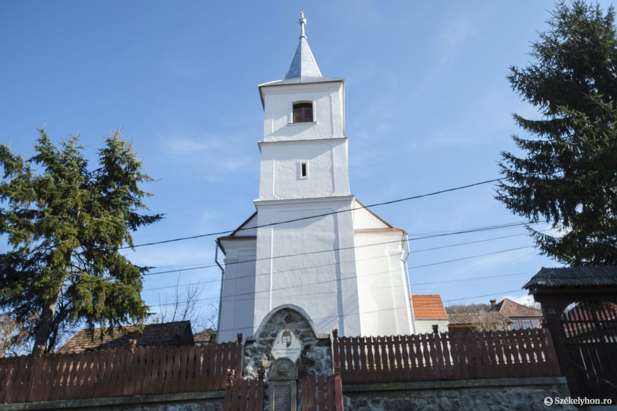 Benedek Tibor Ócfalva református templomát is felkereste és részt vett egy istentiszteleten •  Fotó: Veres Nándor