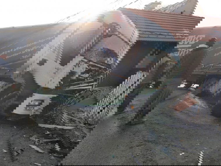 Kerítésnek ütközött egy nyerges vontató Kobátfalván