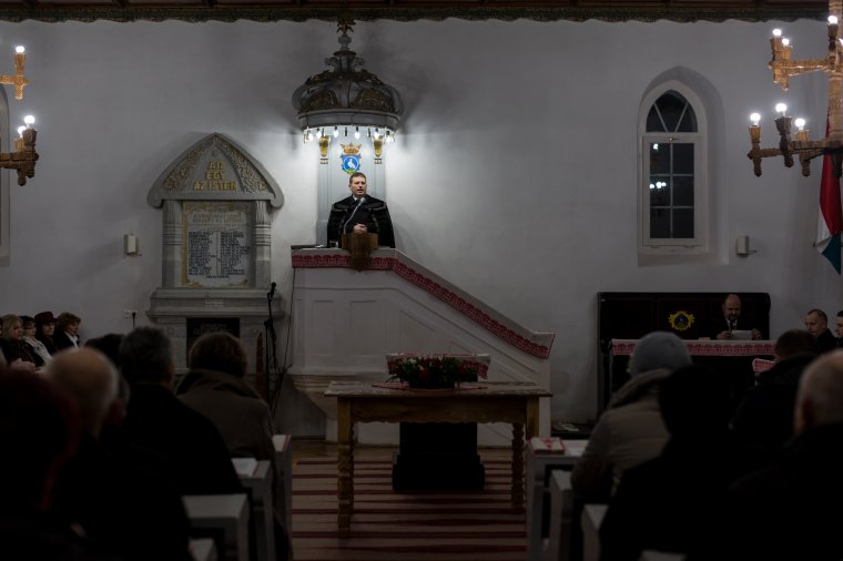 Foglyok, katonák, matrózok egy asztalnál
