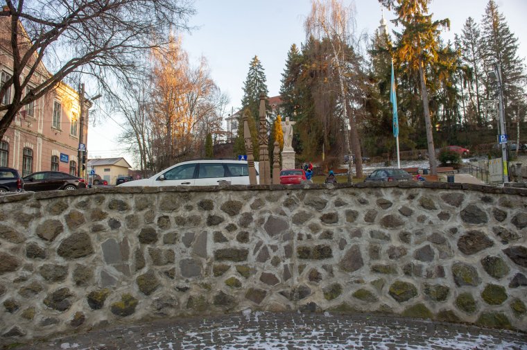 Szemet szúrtak a címerek, egyelőre elvitték a Patkóból