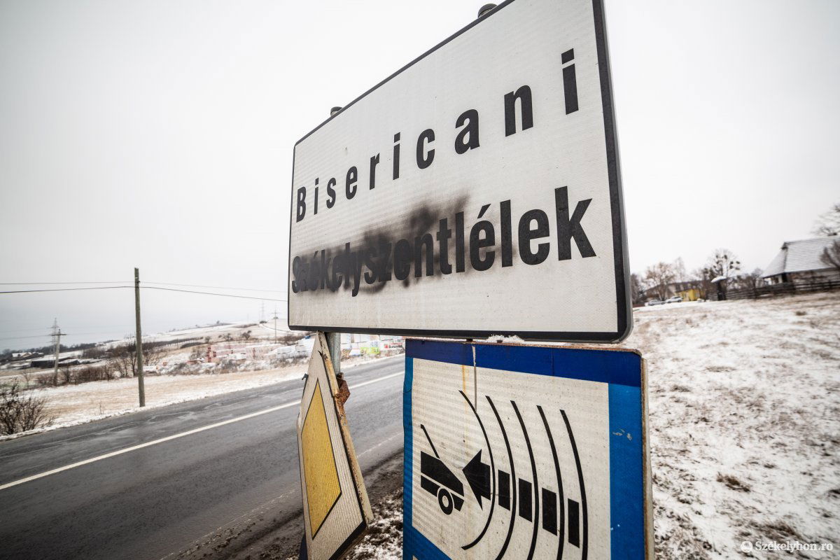 A tavaly januárban lemázolt táblákat gyorsan megtisztították. Nem volt gyűlöletkeltés? •  Fotó: Erdély Bálint Előd