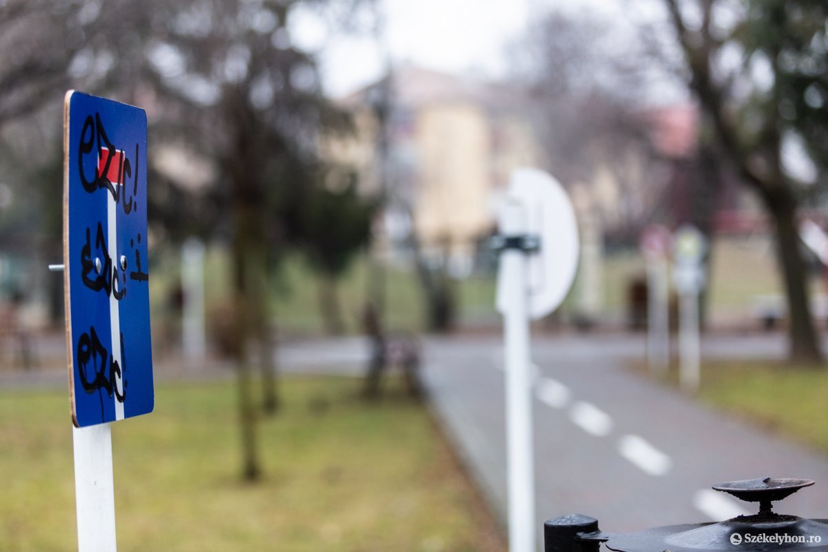 Nagyon szúrhatják valakinek a szemét a tanulópályán elhelyezett forgalmi táblák •  Fotó: Erdély Bálint Előd