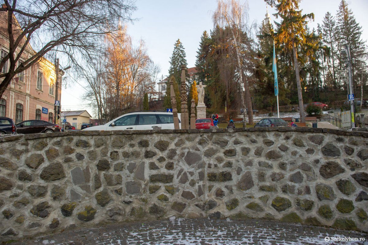 Hűlt helye a címerkiállításnak. A „fölösleges indulatkeltés” elkerüléséért szállították el a domborműveket •  Fotó: Beliczay László