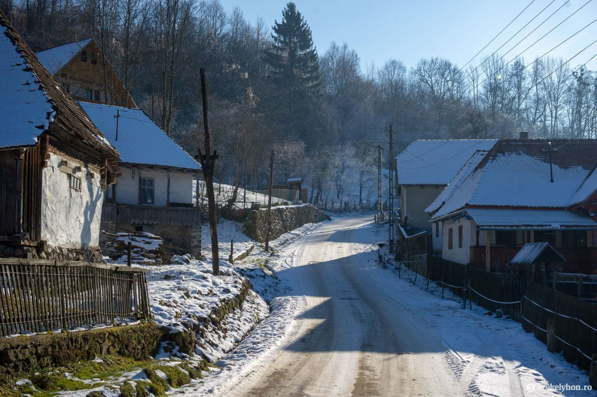 Van mit behozni Hargita megye siklódi végében •  Fotó: Beliczay László