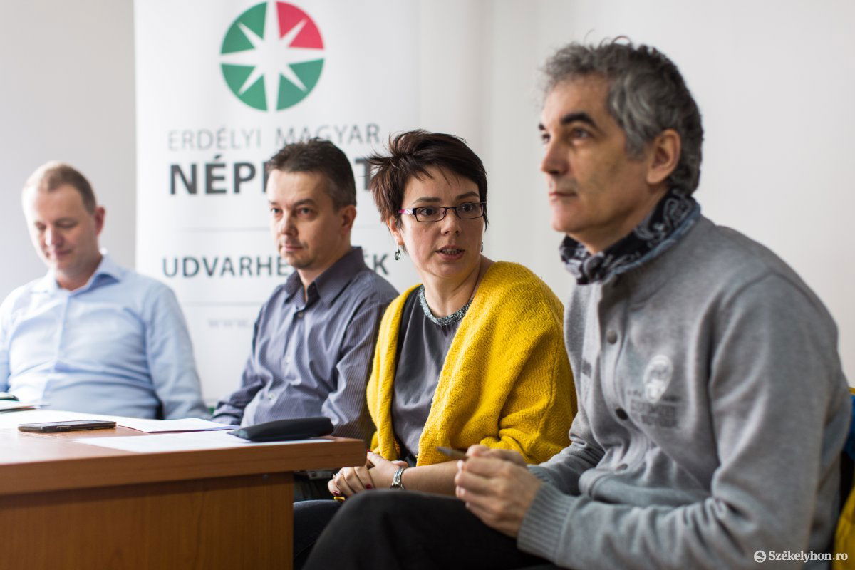 Hajdó Csaba, Ölvedi Zsolt, Szarvas Zsuzsanna és Nagy Pál. A választási torzsalkodás ellen szólaltak fel •  Fotó: Erdély Bálint Előd