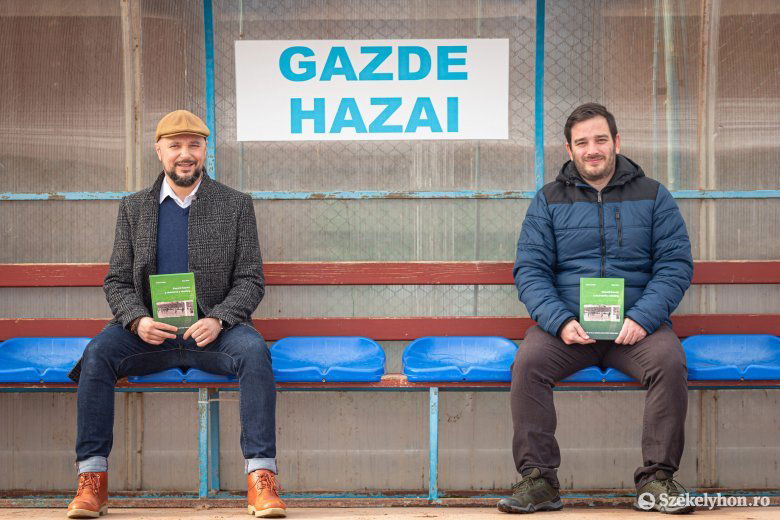 A könyv két szerzője, 
Katona Zoltán és Zátyi Tibor a városi stadion kispadján •  Fotó: Erdély Bálint Előd