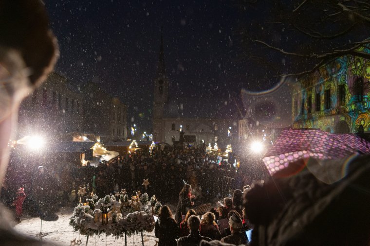A békelánggal gyújtották meg a székelyudvarhelyi adventi koszorú negyedik gyertyáját