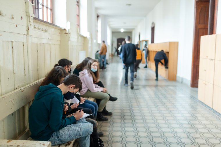 Folytatódik a jelenléti oktatás hétfőtől a középiskolásoknak és az 5-8 osztályosoknak