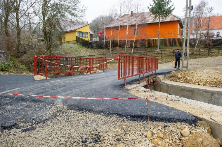 A kormánytámogatásnak köszönhetően sikerült kijavítani az árvíz által megrongált utakat, hidakat