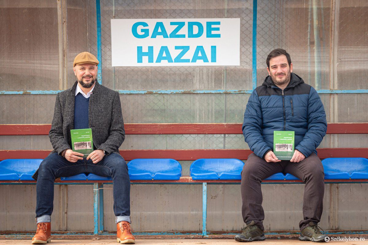 A könyv két szerzője, Katona Zoltán és Zátyi Tibor a városi stadion kispadján •  Fotó: Erdély Bálint Előd
