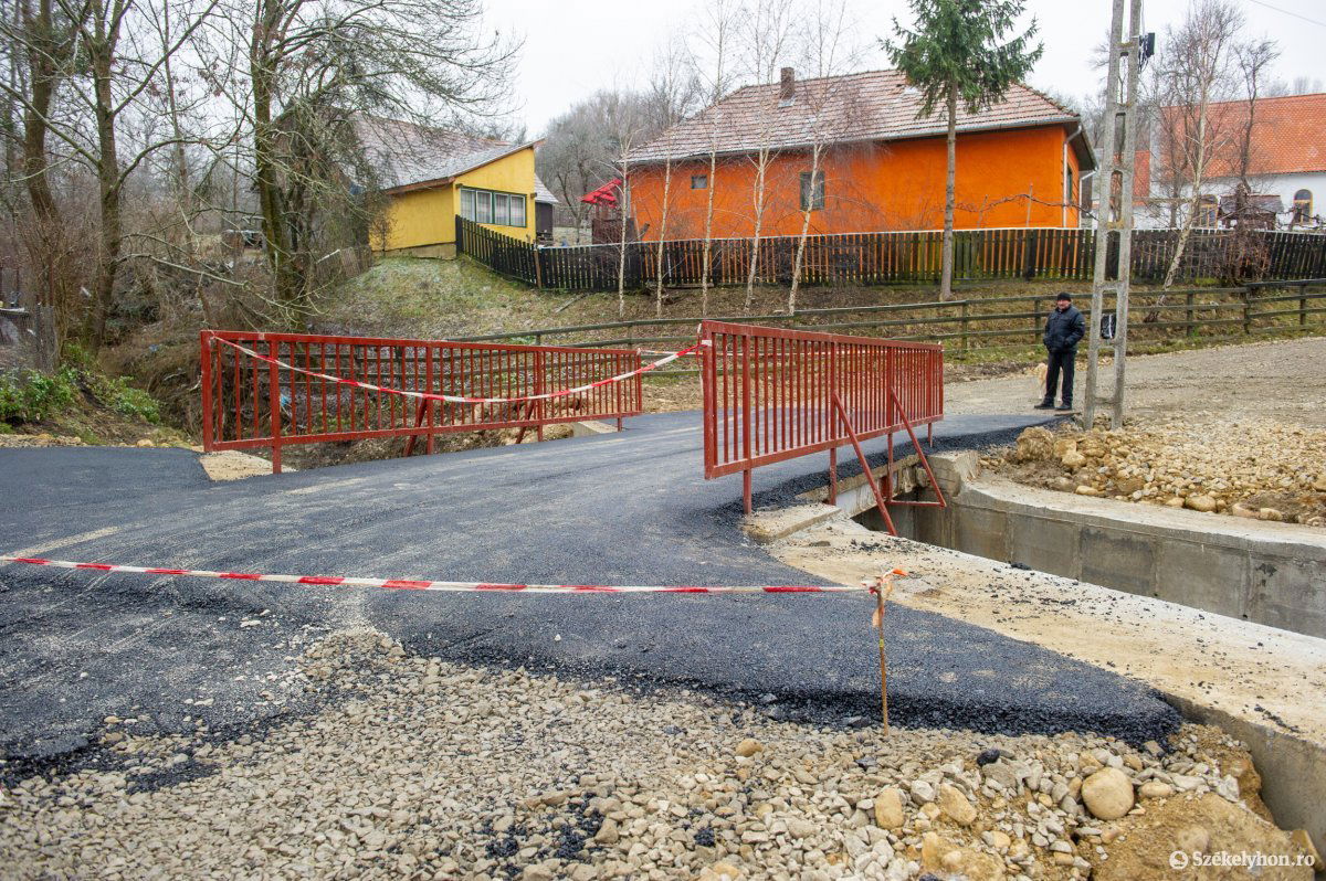 Csak a hidakra terítettek aszfaltot Sándortelkén és Telekfalván •  Fotó: Beliczay László