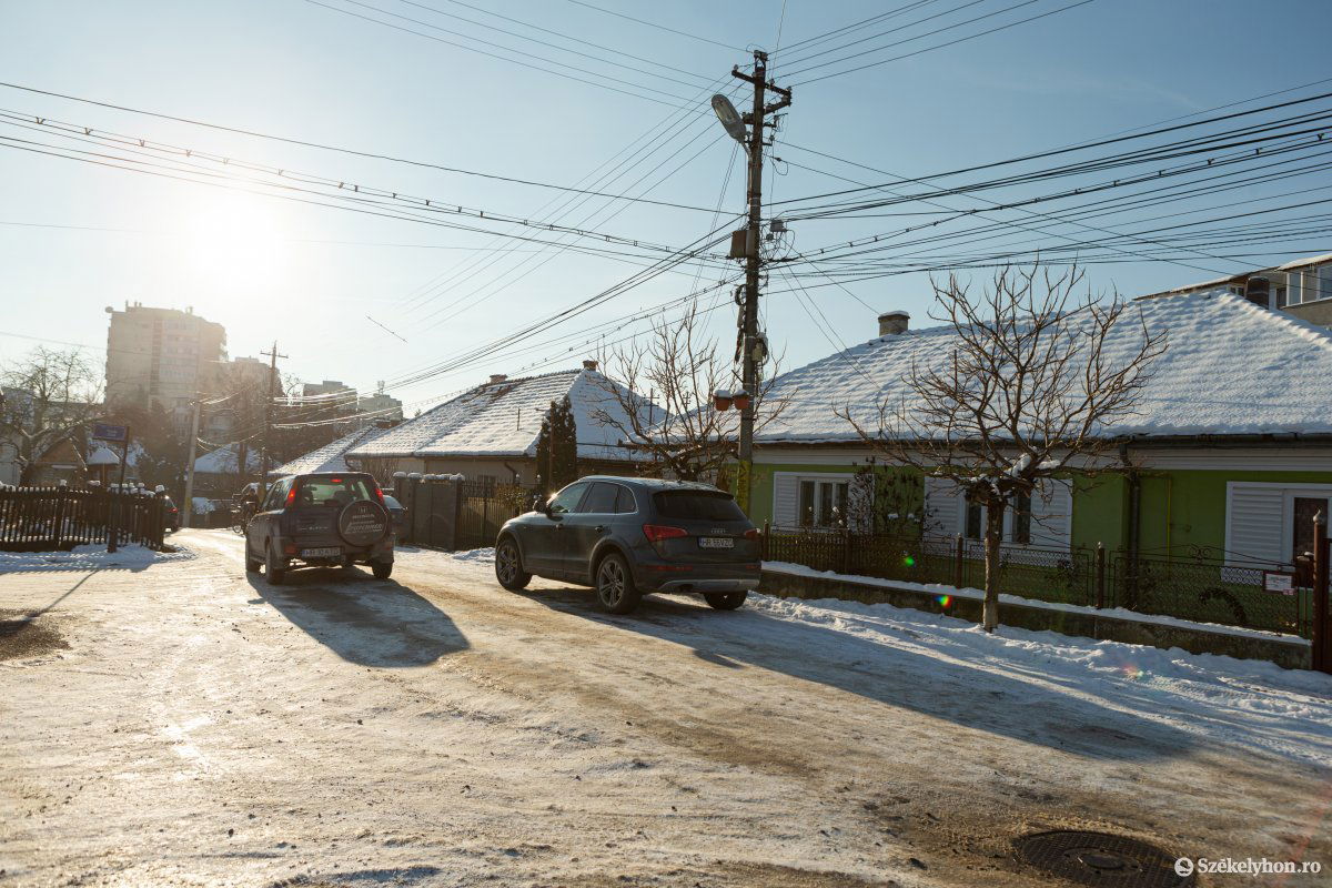 A hószolgálatnál kell jelezni, ha mellékutcákban jegesedést tapasztalnak •  Fotó: Erdély Bálint Előd