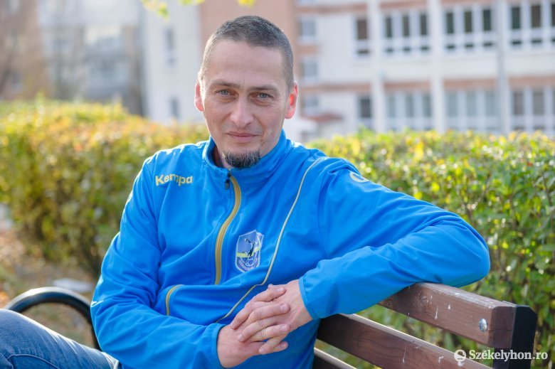 Jakab Árpád sportújságíró a Magyar Kézilabda-szövetség határon túli magyar kézilabdázásért felelős főtitkári megbízottja •  Fotó: Beliczay László