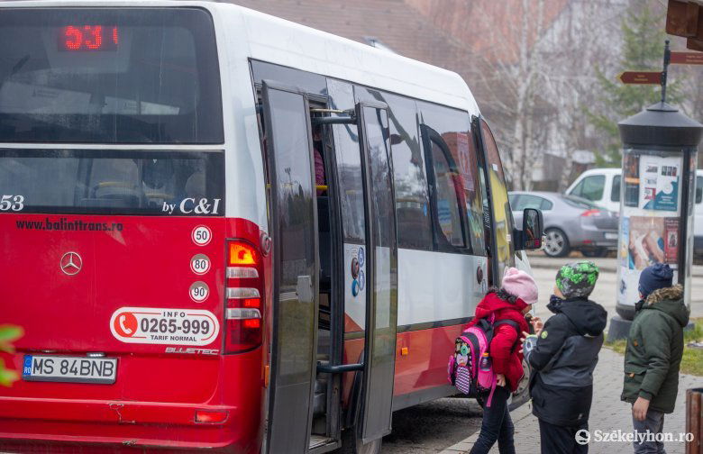 Későre merik önállóan buszra engedni csemetéiketa szülők •  Fotó: Beliczay László