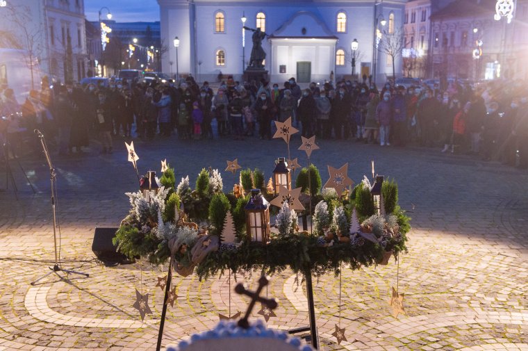 „Legyen bennünk várakozás” – meggyújtották az adventi koszorú első gyertyáját Székelyudvarhelyen