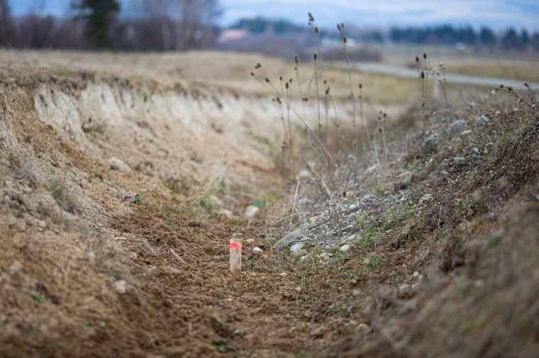 Az árok, amelyet nem mélyíteni, hanem tömni kell az árvíz megelőzéséhez