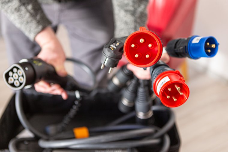 Egy erdélyi gyár több száz alkalmazottja kerül utcára az elektromos autók iránti kereslet visszaesése miatt