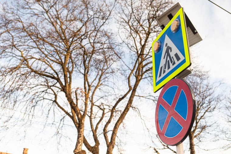 Stoptáblák villogóval: a biztonság növelése a cél