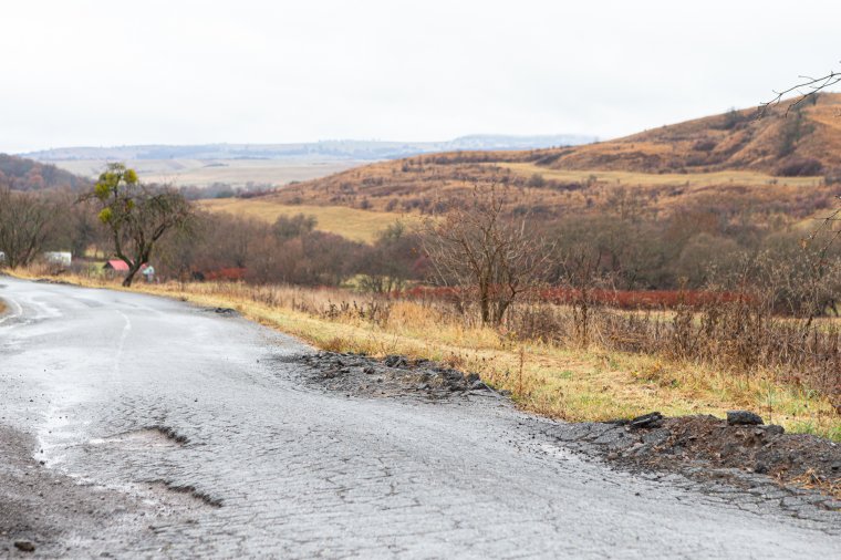Tönkrement a Székelyderzsen áthaladó megyei út, csak karbantartási munkálatokat tudnak rajta végezni