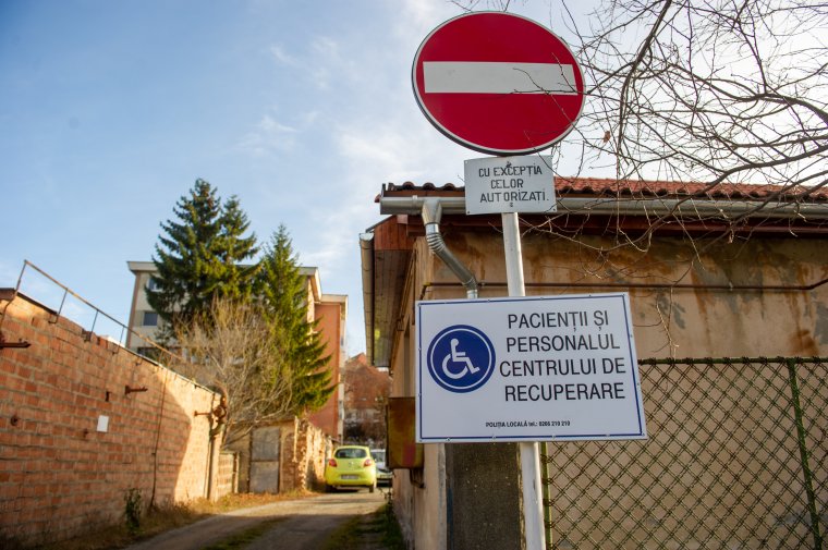Nem jut parkolóhely a mozgássérülteknek a székelyudvarhelyi rehabilitációs központnál