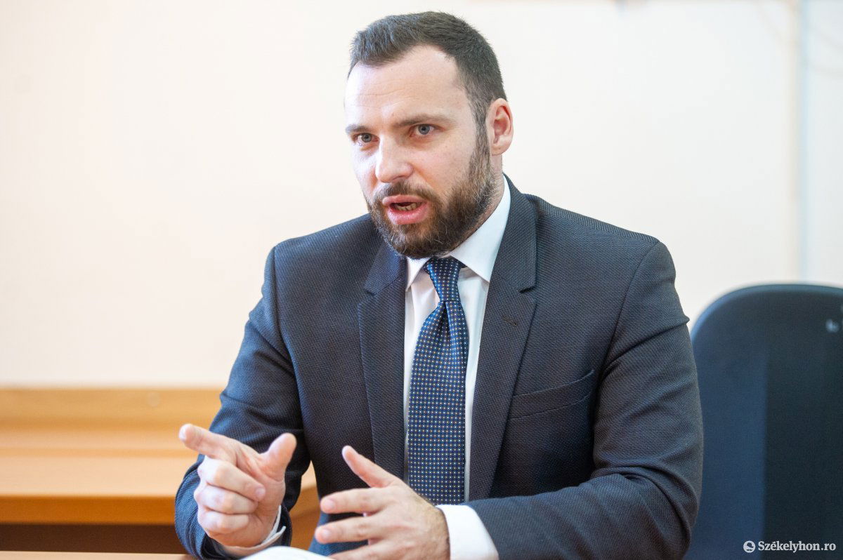 Bíró Barna Botond az e heti Hangadóban •  Fotó: Beliczay László