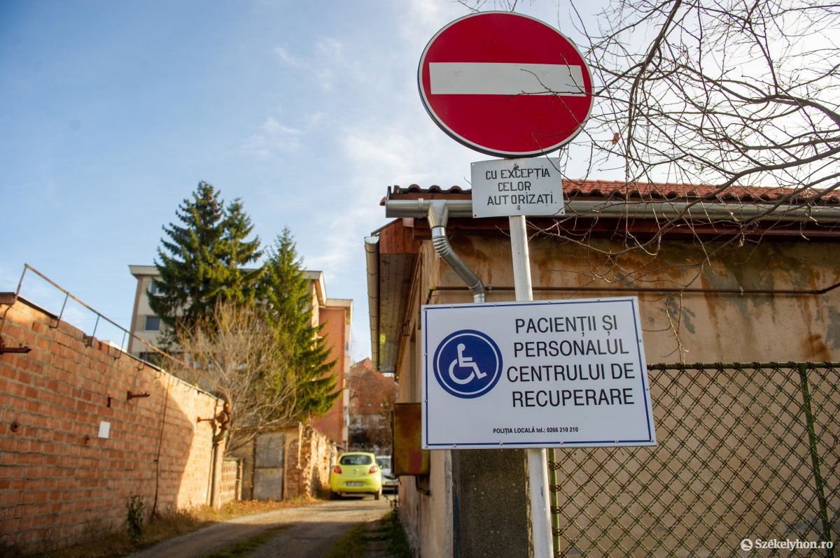Figyelmen kívül hagyva. Mintha ott se lennének ezek a táblák •  Fotó: Beliczay László