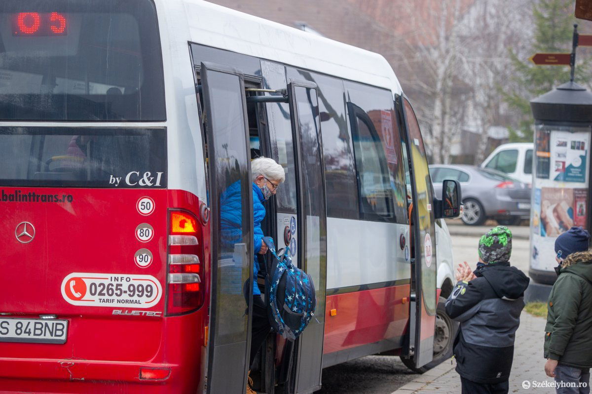 Nem kell várakozzanak a buszbérletek árának megtérítésére az ingázó diákok szülei, az új tanévtől a járatok üzemeltetőinek folyósítják a támogatások értékét. Képünk illusztráció •  Fotó: Beliczay László