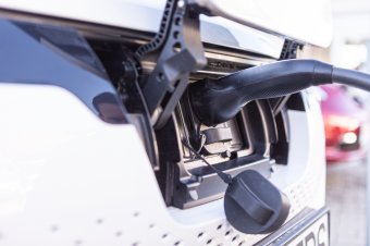 Zöldülő gépkocsipark: csaknem 50 százalékkal több elektromos járművet adtak el, mint tavaly