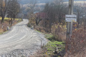 Aszfalt kerül a Sándortelke és Telekfalva közötti útra