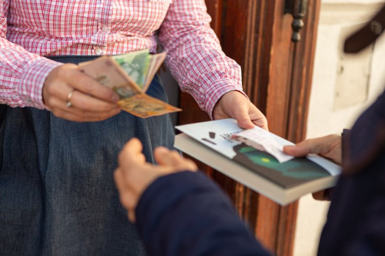 Az alacsony átoltottsági arány gondot jelent a kisboltoknak, van, aki az utcán szolgálja ki a vevőt