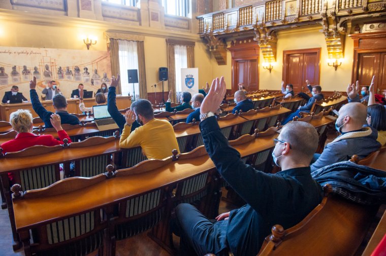 Nehezményezték, hogy egyes közbeszerzési eljárásokat külsős cégeknek szerződnek ki
