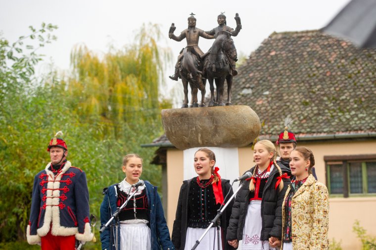 Hunor–Magor-lovasszobrot lepleztek le Agyagfalván