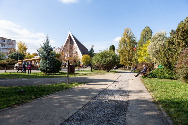 Miért van esténként teljesen sötétség a Bethlen-negyedi parkban?