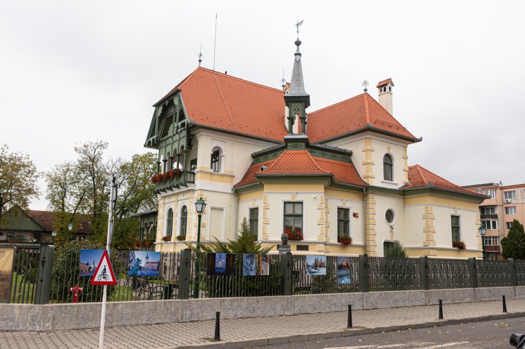 Siklódy Ferenc vezeti körbe a látogatókat székelyudvarhelyi kiállításán
