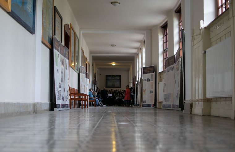 Leomlott a vakolat egy tanteremben a székelyudvarhelyi református kollégiumban