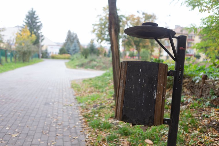 Hetente háromszor ürítik az utcai szemeteseket, de gyakran ez sem elég